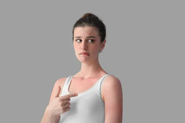 Alergiczna Młoda Kobieta Wskazująca Poparzoną Skórę Szarym Tle — Zdjęcie stockowe