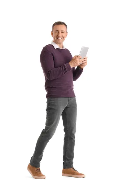 Reifer Geschäftsmann Mit Tablet Computer Auf Weißem Hintergrund — Stockfoto