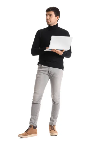 在白色背景下使用笔记本电脑的年轻商人 — 图库照片