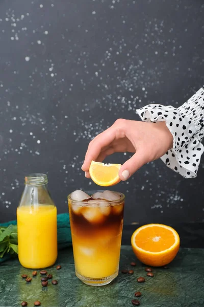 Vrouw Bereidt Smakelijke Oranje Espresso Grunge Achtergrond — Stockfoto