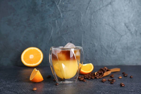 Glas Kalten Orangefarbenen Espresso Auf Dunkelblauem Hintergrund — Stockfoto