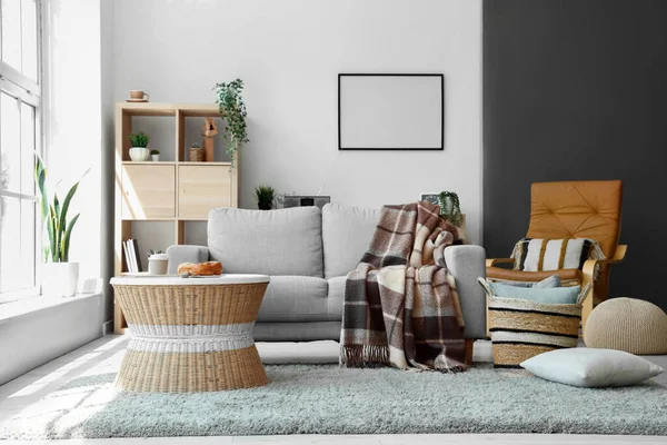 Moderne Wohnzimmereinrichtung Mit Grauem Sofa Couchtisch Decke Und Weidenkorb — Stockfoto