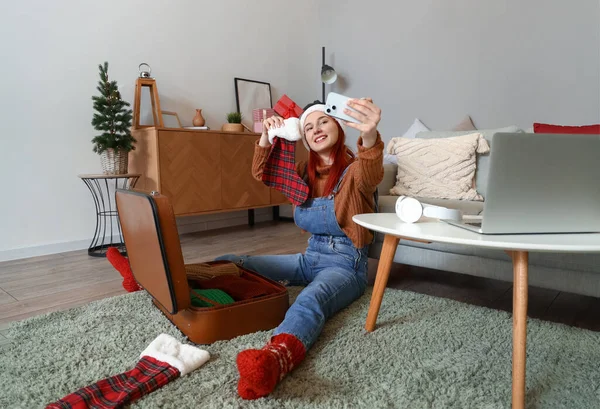 Młoda Kobieta Świątecznej Skarpetce Robi Selfie Domu — Zdjęcie stockowe