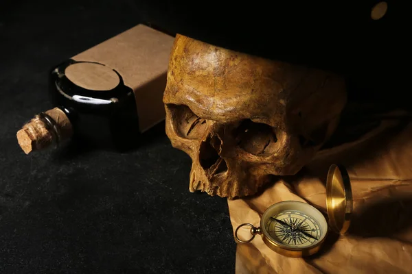 Crânio Humano Com Bússola Garrafa Rum Chapéu Pirata Sobre Fundo — Fotografia de Stock