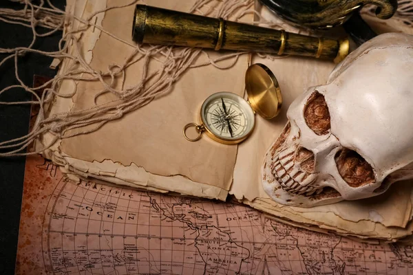 Crânio Humano Com Spyglass Manuscritos Antigos Mapa Mundo Bússola Sobre — Fotografia de Stock