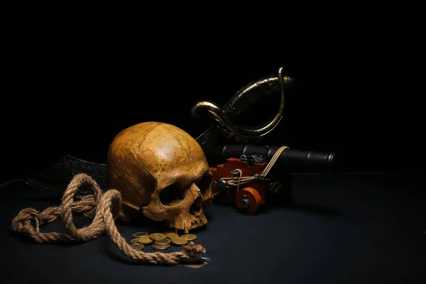Crânio Humano Com Espada Modelo Brinquedo Canhão Chapéu Pirata Moedas — Fotografia de Stock