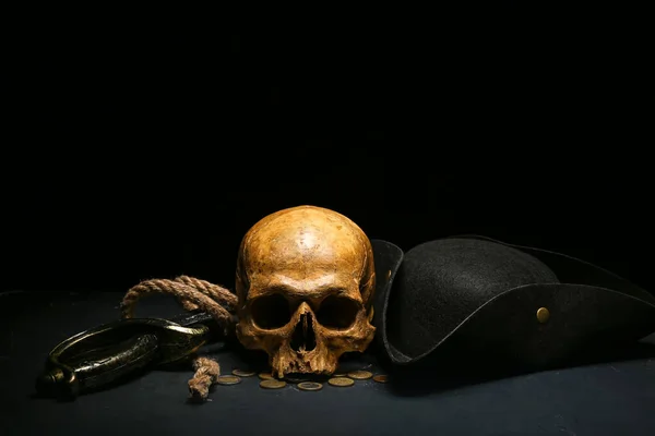 带剑的骷髅 黑色背景的大炮玩具模型 海盗帽和硬币 — 图库照片