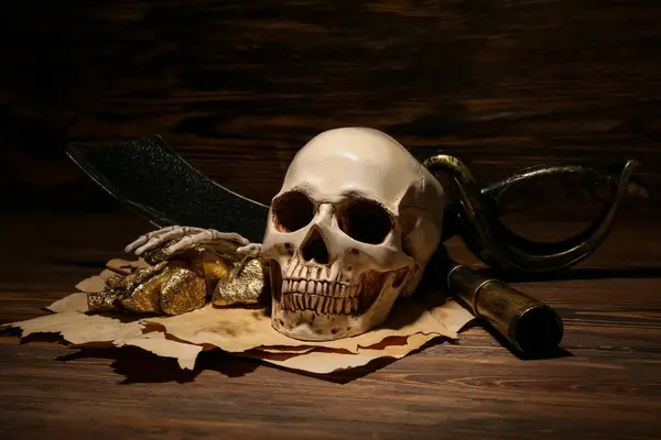Lidská Lebka Zlatými Nugetami Mečem Starými Rukopisy Hnědém Dřevěném Pozadí — Stock fotografie