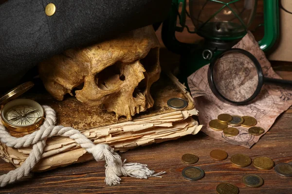 Korsan Şapkalı Insan Kafatası Eski Yazmaları Dünya Haritası Kahverengi Ahşap — Stok fotoğraf