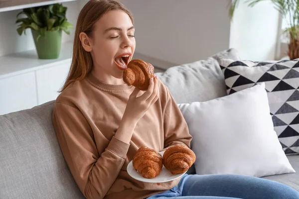 Schöne Junge Frau Isst Leckeres Croissant Und Sitzt Auf Dem — Stockfoto