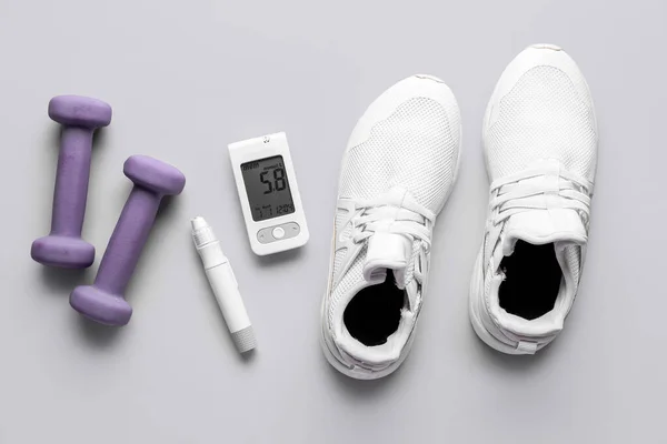 Glucometer Sneakers Lancet Halters Grijze Achtergrond Diabetes Concept — Stockfoto