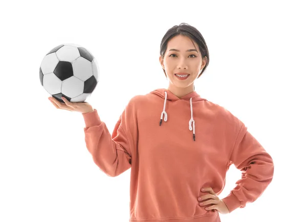 白い背景に隔離されたサッカーボールを持つ幸せな美しいアジアの女性 — ストック写真