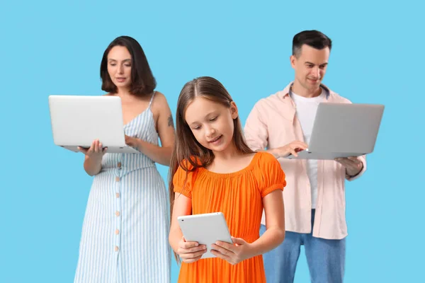 Familia Feliz Con Gadgets Sobre Fondo Azul —  Fotos de Stock