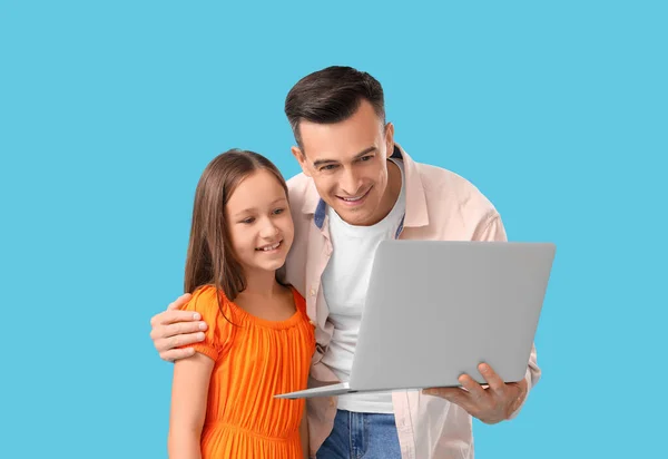 Glücklicher Vater Und Tochter Mit Laptop Auf Blauem Hintergrund — Stockfoto