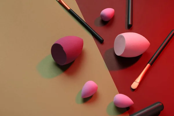 Maquillage Éponges Brosses Sur Fond Coloré — Photo