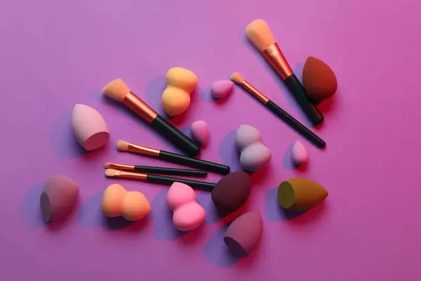 Esponjas Cepillos Maquillaje Sobre Fondo Púrpura —  Fotos de Stock