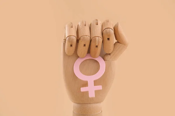 Houten Hand Met Roze Vrouwelijk Gendersymbool Beige Achtergrond — Stockfoto