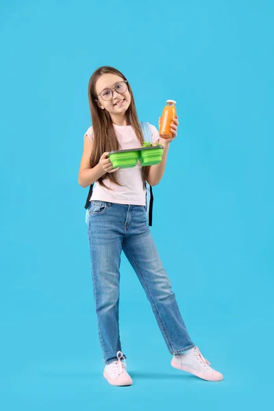 Glückliches Kleines Mädchen Mit Einer Flasche Saft Und Lunchbox Auf — Stockfoto