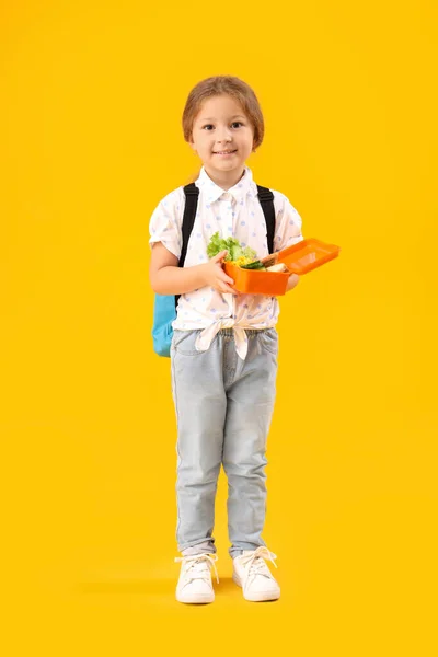 Sırt Çantası Sarı Arka Planda Beslenme Çantası Olan Mutlu Küçük — Stok fotoğraf