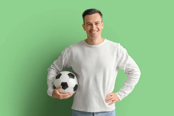 Junger Mann Mit Fußball Auf Grünem Hintergrund — Stockfoto
