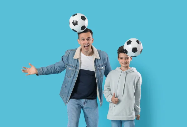 Kleiner Junge Und Sein Vater Spielen Mit Fußballbällen Auf Blauem — Stockfoto