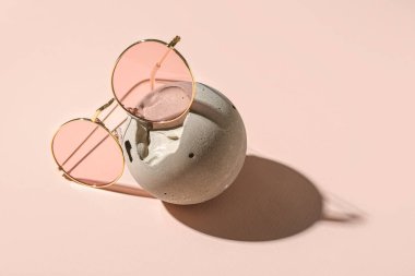 Pembe arka planda şık güneş gözlükleri