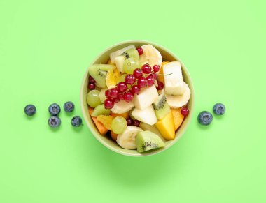 Yeşil arka planda taze meyve salatası.