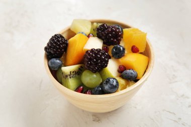 Arka planda taze meyve salatası.