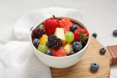 Arka planda taze meyve salatası.