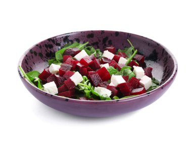 Beyaz arka planda pancarlı taze sebze salatası.