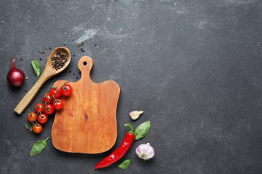 Ahşap tahta tahta tahta üzerinde taze sebzeler ve grunge siyah mutfak masası