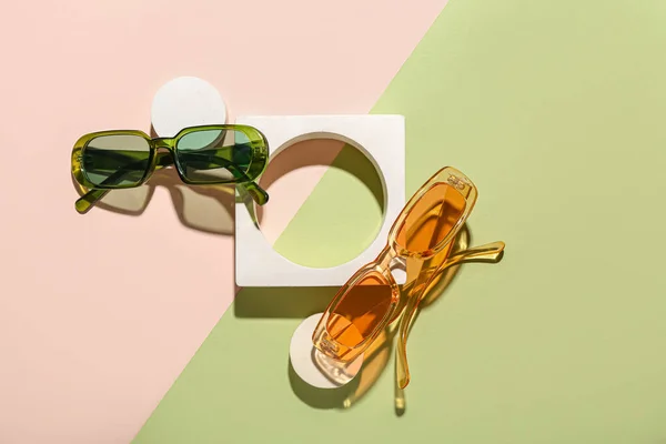 Pódios Decorativos Com Óculos Sol Elegantes Sobre Fundo Colorido — Fotografia de Stock
