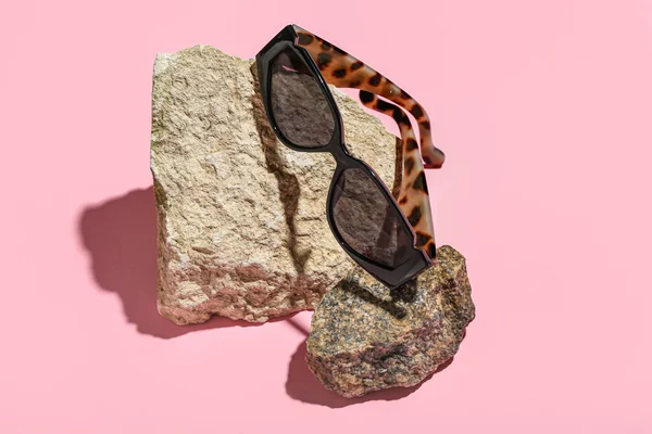 Kamienie Stylowych Okularach Przeciwsłonecznych Różowym Tle — Zdjęcie stockowe