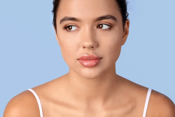 Mujer Joven Con Hermosos Labios Sobre Fondo Azul Primer Plano —  Fotos de Stock