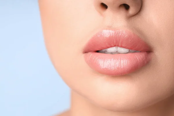 Junge Frau Mit Schönen Lippen Auf Blauem Hintergrund Nahaufnahme — Stockfoto