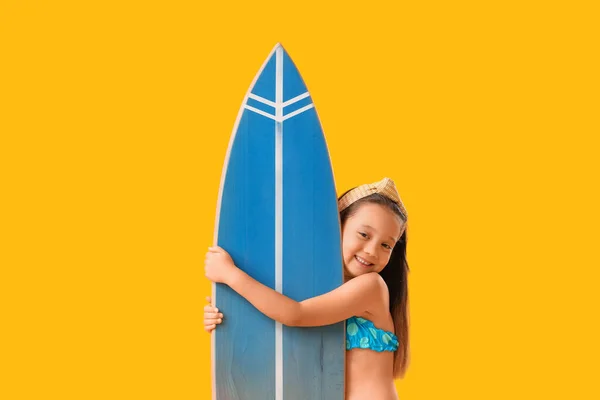 Petite Fille Asiatique Avec Planche Surf Sur Fond Jaune — Photo
