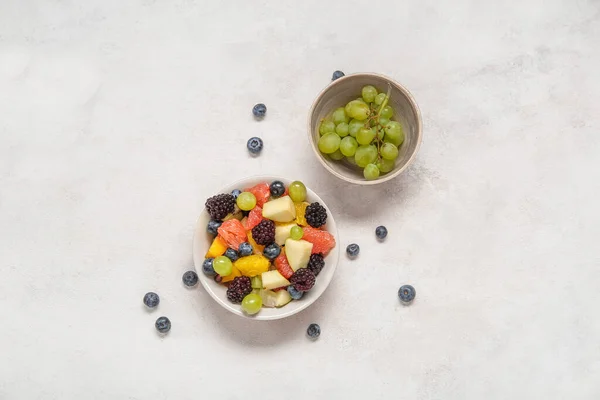 Bowl Fresh Fruit Salad Grapes Light Background — Stock Photo, Image