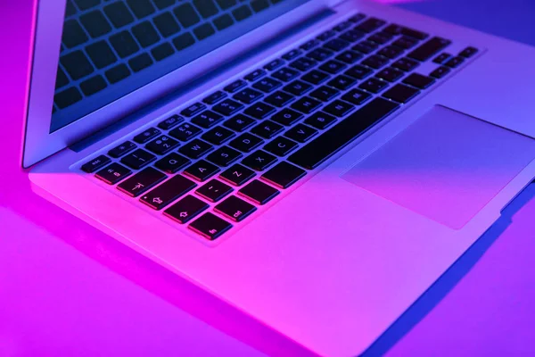 Modern Laptop Purple Background — Stock Photo, Image