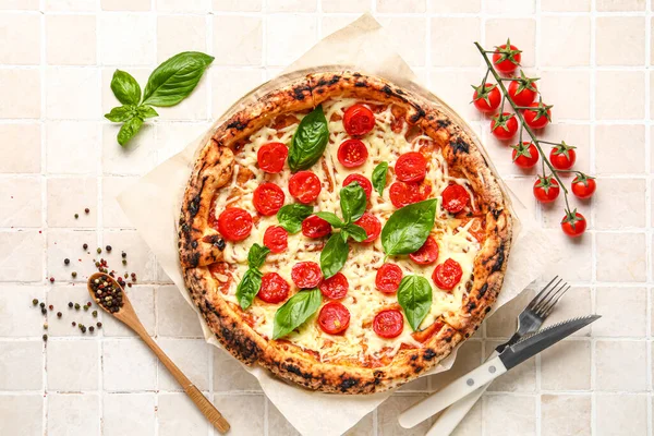 Pizza Saborosa Margarita Com Tomates Frescos Fundo Telha Bege — Fotografia de Stock