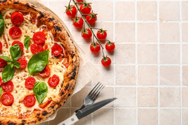 Smaczna Pizza Margarita Świeżymi Pomidorami Beżowym Tle Płytek — Zdjęcie stockowe