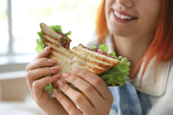 Junge Rothaarige Frau Isst Leckeres Sandwich Hause Nahaufnahme — Stockfoto