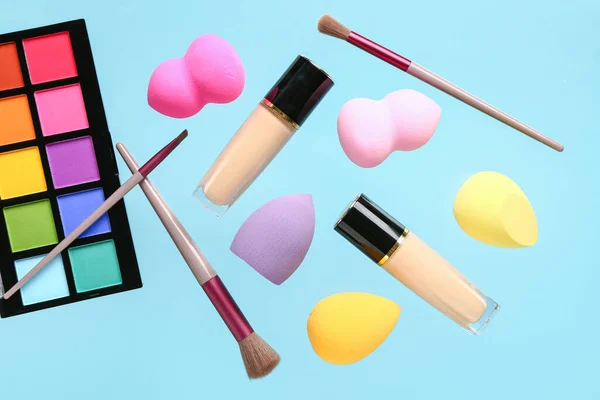 Różne Gąbki Makijażu Pędzle Kosmetyki Latające Kolorowym Tle — Zdjęcie stockowe