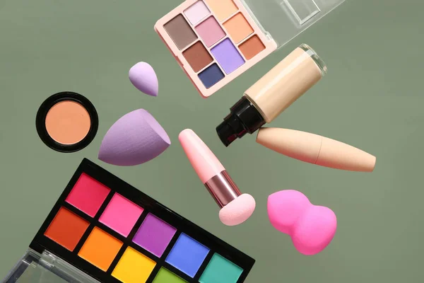 Cosmética Decorativa Esponjas Maquillaje Volando Sobre Fondo Color — Foto de Stock