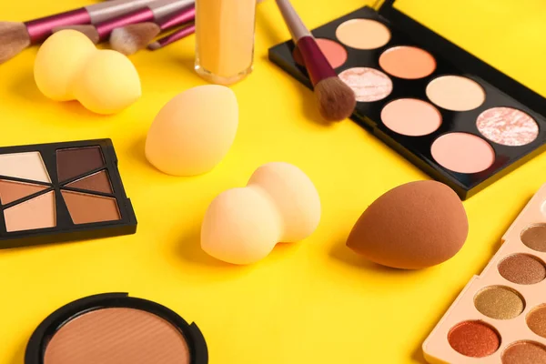 Conjunto Esponjas Maquiagem Cosméticos Fundo Amarelo Close — Fotografia de Stock