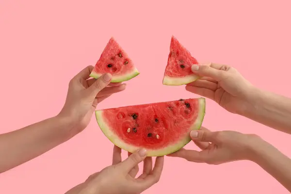 Vrouwelijke Handen Met Plakjes Rijpe Watermeloen Roze Achtergrond — Stockfoto