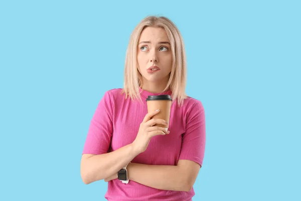 Bedachtzame Jonge Mooie Vrouw Met Kopje Koffie Blauwe Achtergrond — Stockfoto