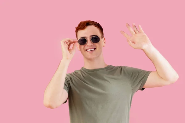 Happy Young Redhead Man Eyeglasses Waving Hand Pink Background — Stock Photo, Image