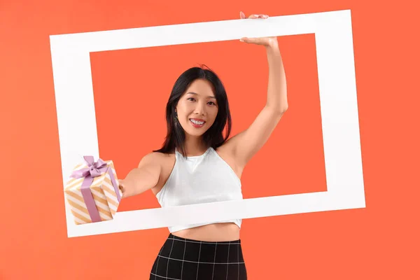 Ung Vacker Asiatisk Kvinna Med Ram Och Presentförpackning Orange Bakgrund — Stockfoto