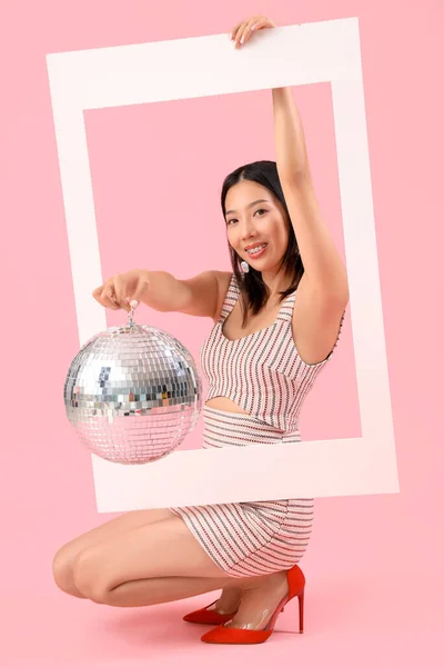 Ung Vacker Asiatisk Kvinna Med Ram Och Disco Boll Sitter — Stockfoto