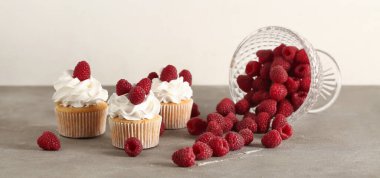 Lezzetli kekler ve dağınık ahududu.